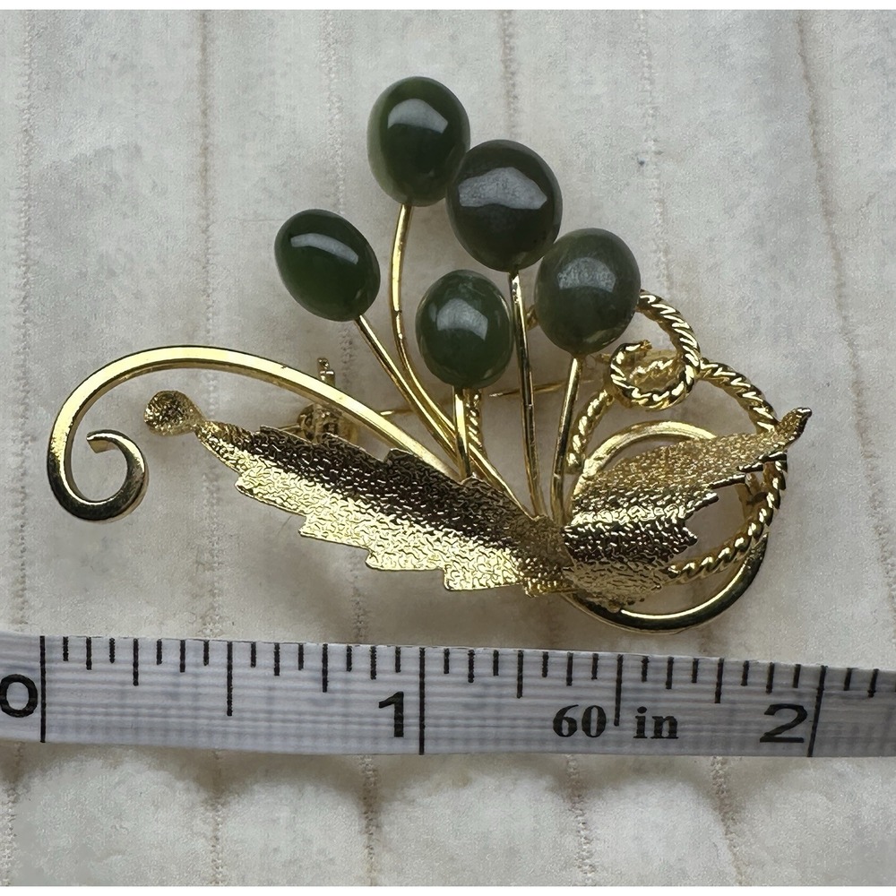 VTG gold tone metal filigree green Jade stone Leaf & Berry floral pin brooch 2"